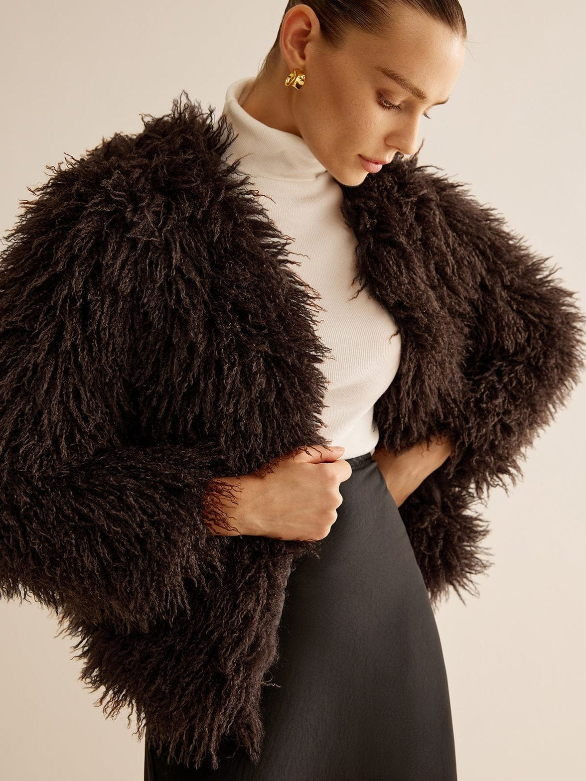 Veste fourrure synthétique marron vue de côté nuage