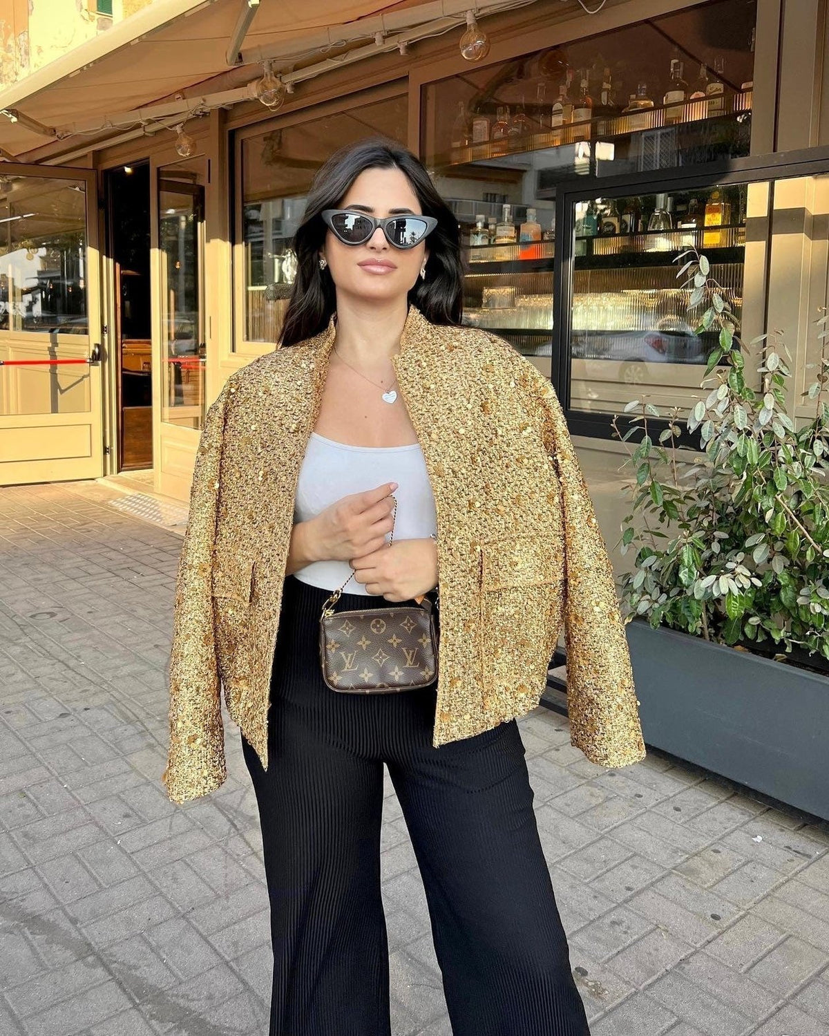 Détails brodés de la veste luxueuse soleil