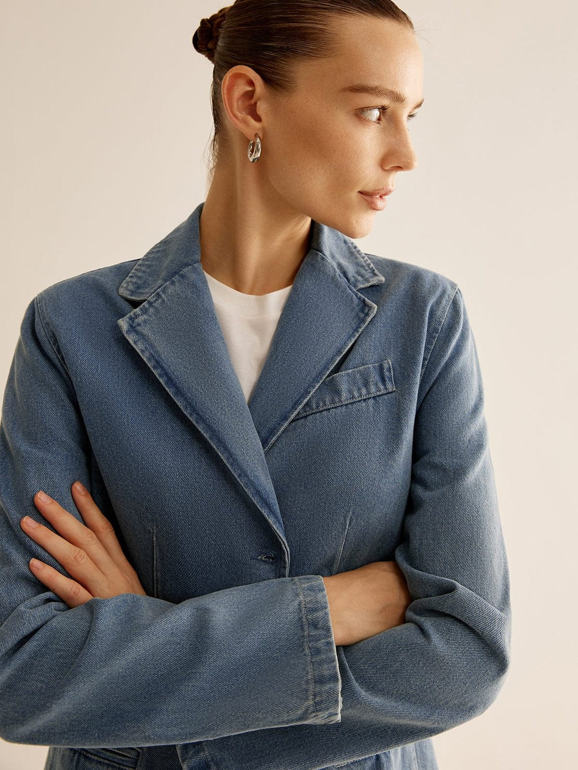 Veste en jean délavé vue de dos nuage
