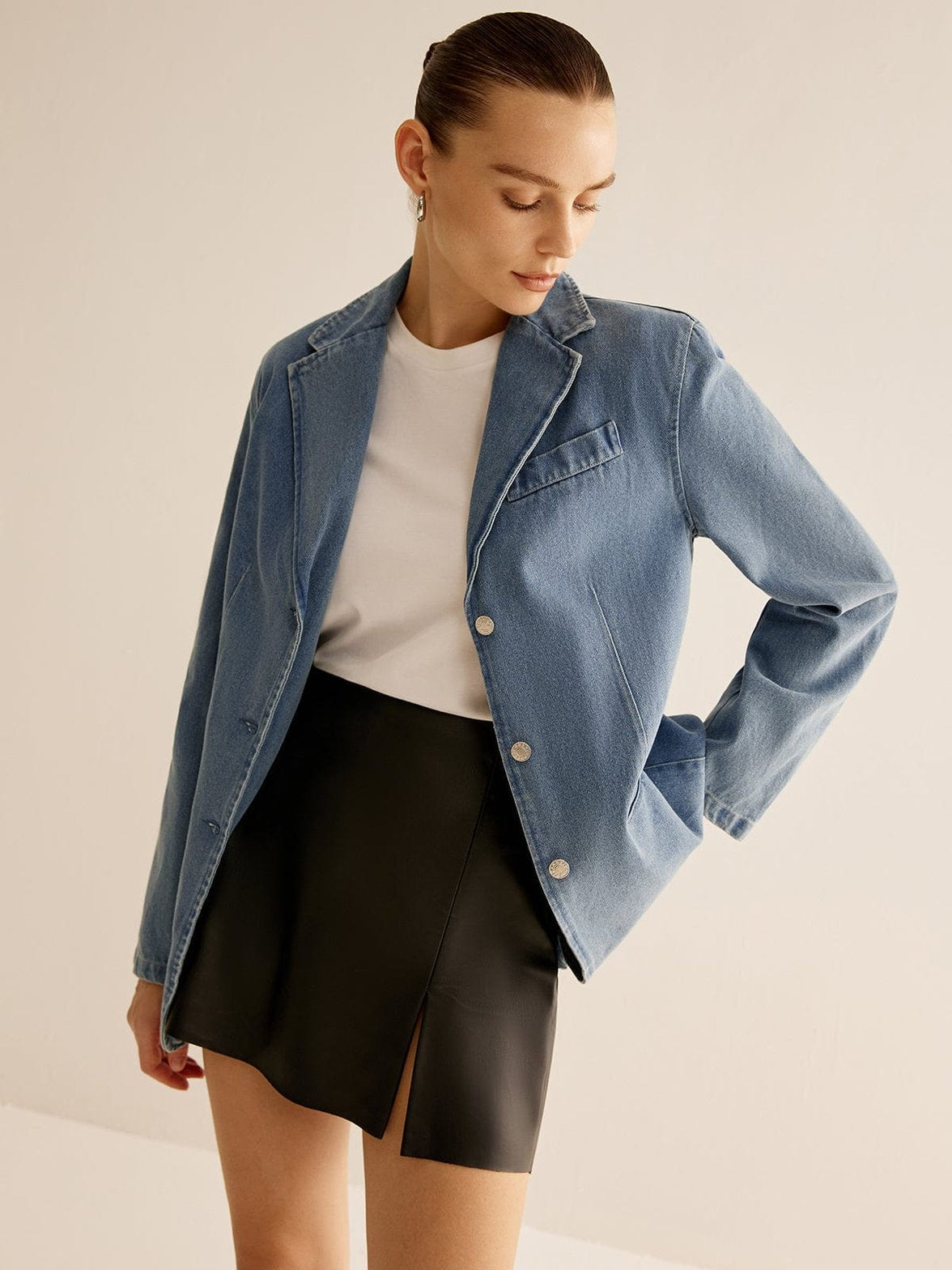 Veste en jean délavé style blazer vue de face soleil