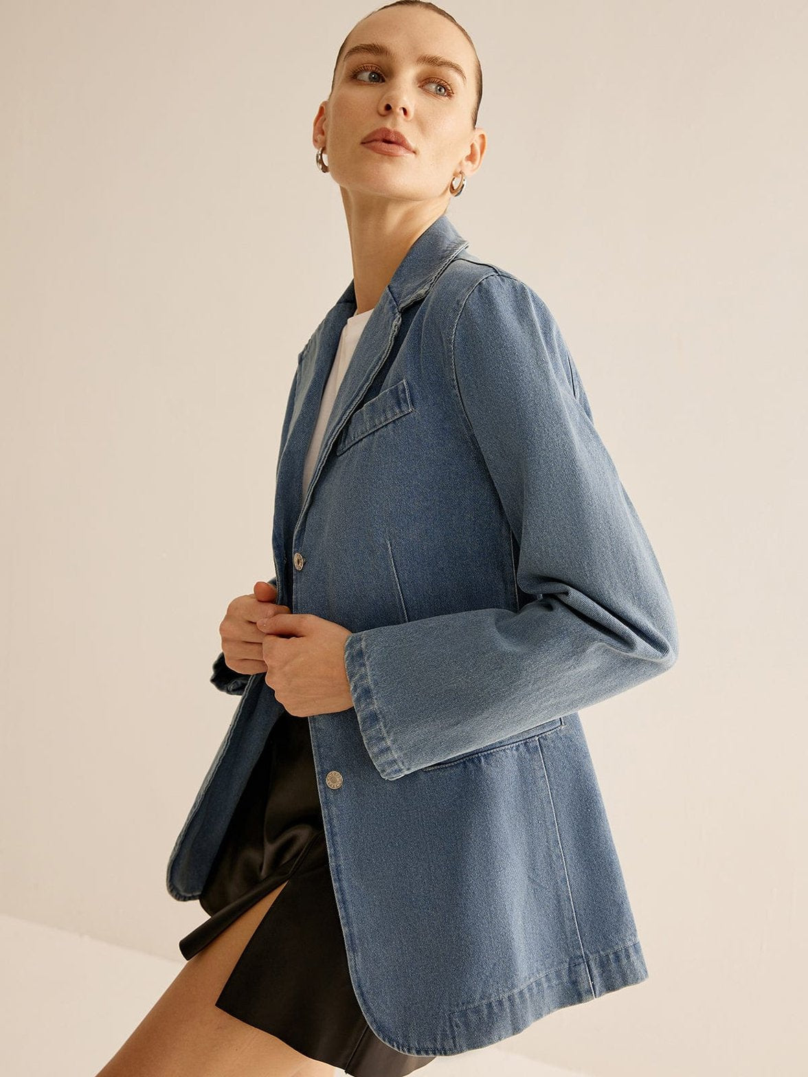 Veste en jean délavé détail boutons cristal