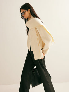 Veste minimaliste portée avec écharpe sérénité