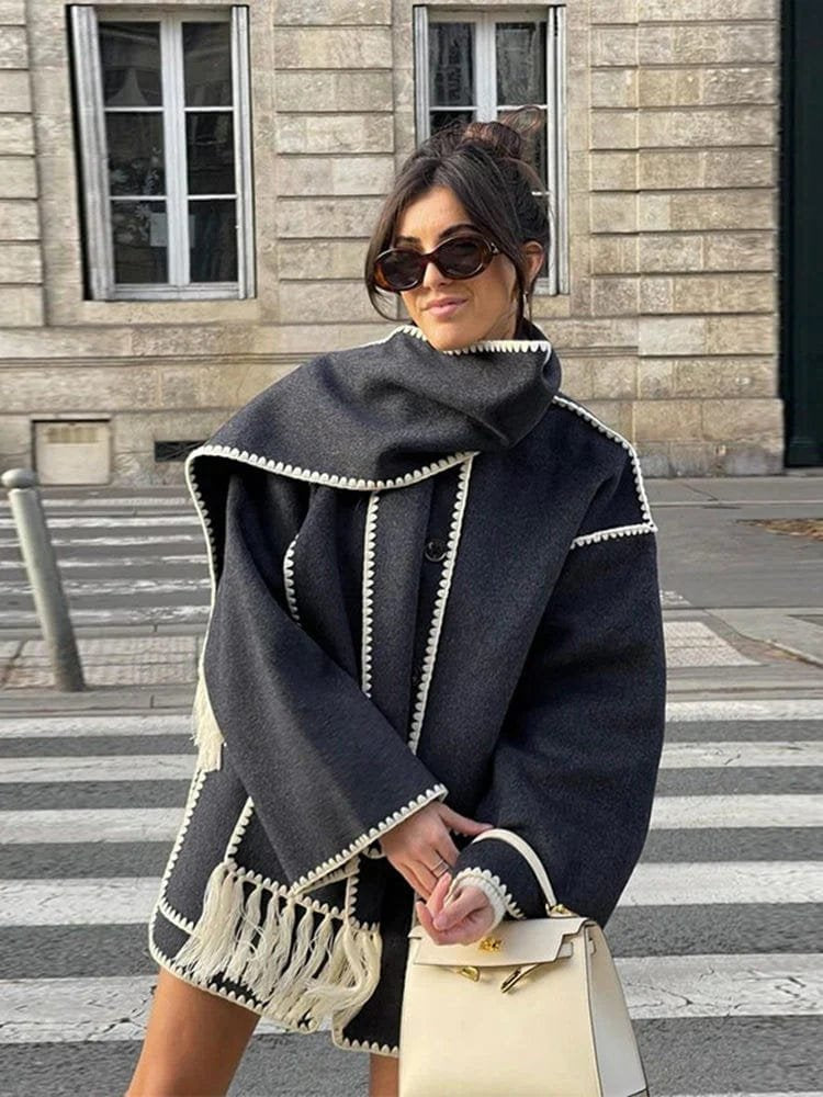 Veste noire élégante avec écharpe intégrée harmonie