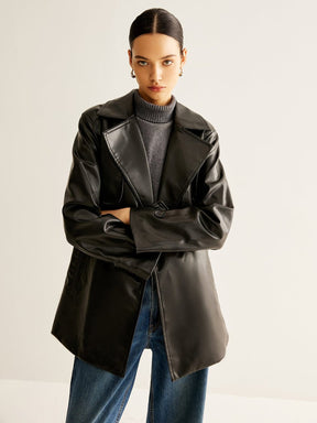 Veste simili cuir noire portée décontractée grâce