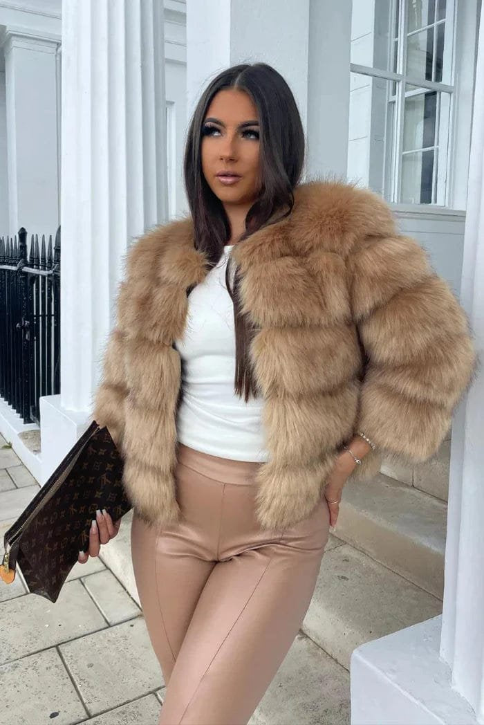 Portrait veste fausse fourrure moderne