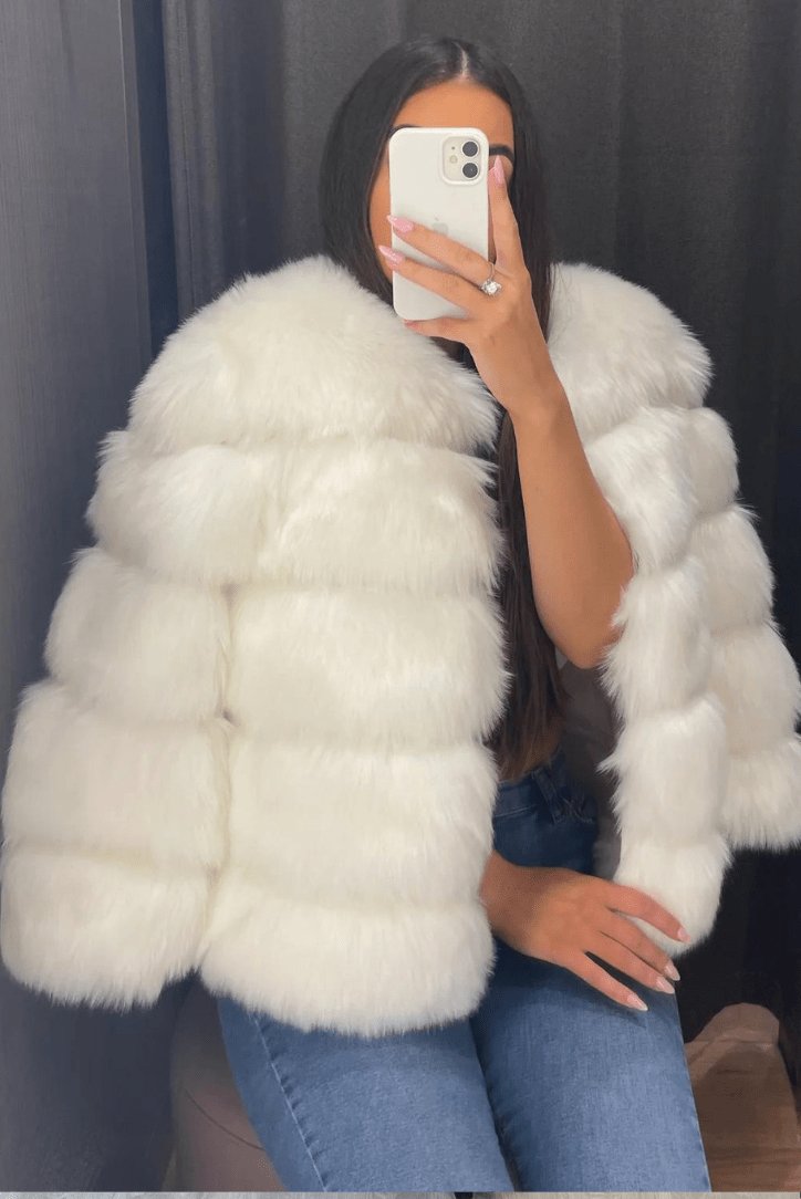 Vue de face veste fausse fourrure style