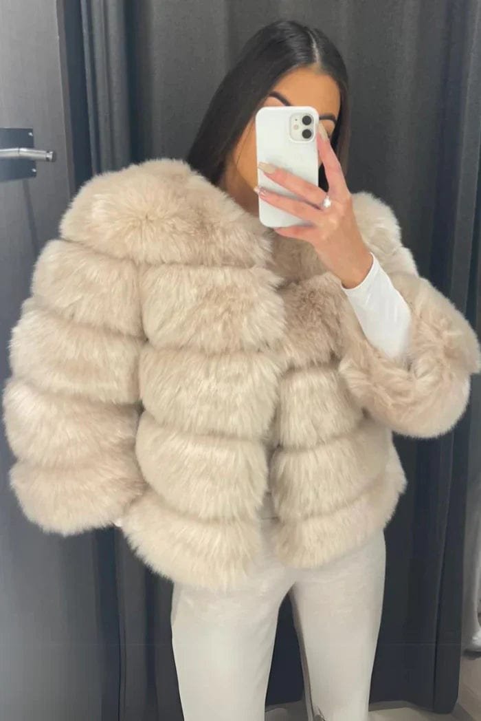 Vue latérale veste fausse fourrure élégance