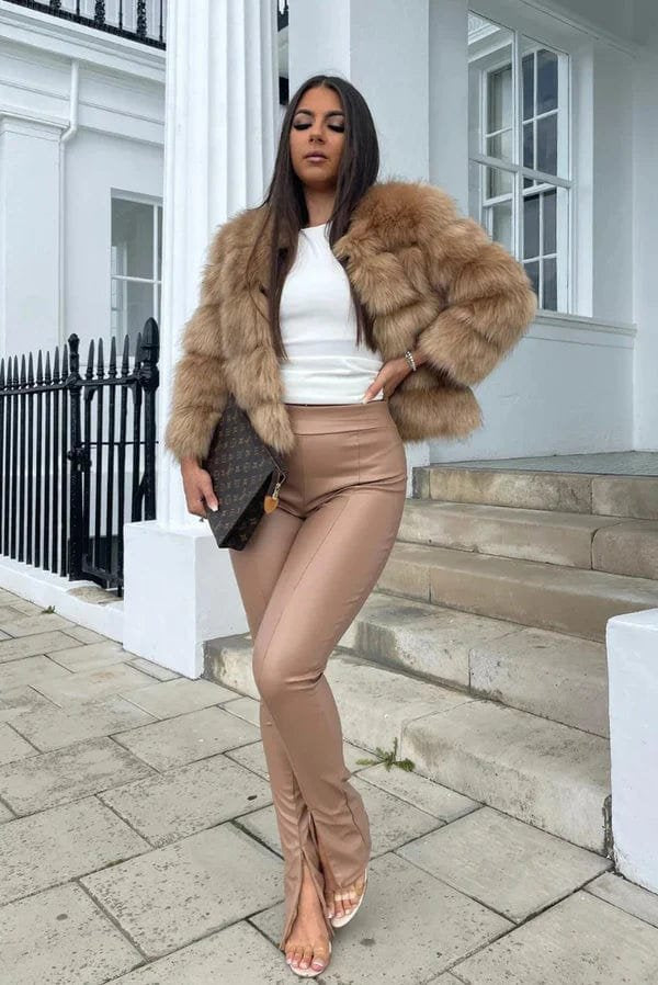 Détail manches veste fausse fourrure confort