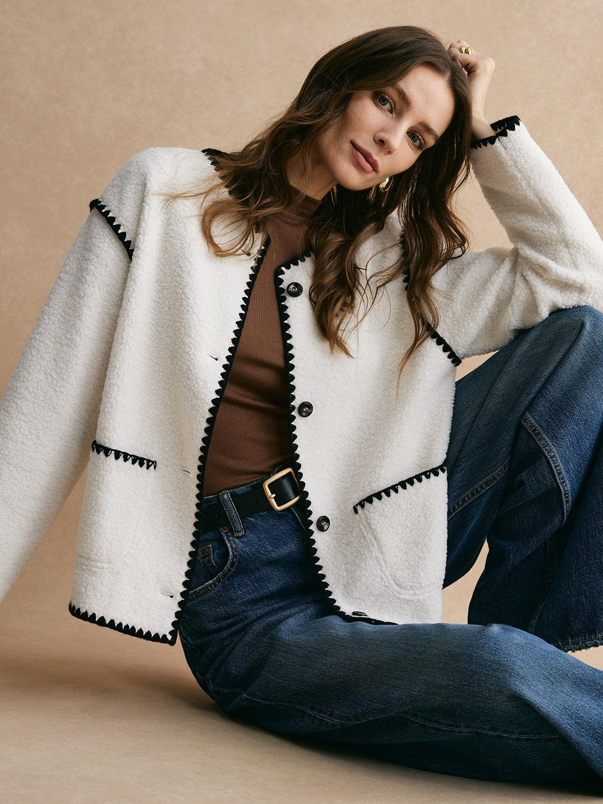 Veste minky blanche à bordures contrastées noires douceur