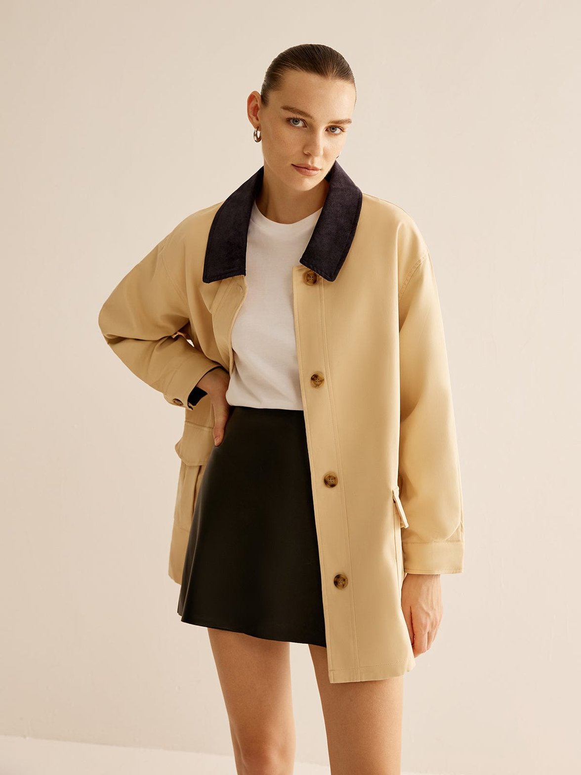 Détail couture veste col contrasté pluie