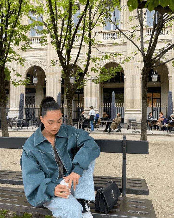 Vue latérale de la veste en cuir soleil