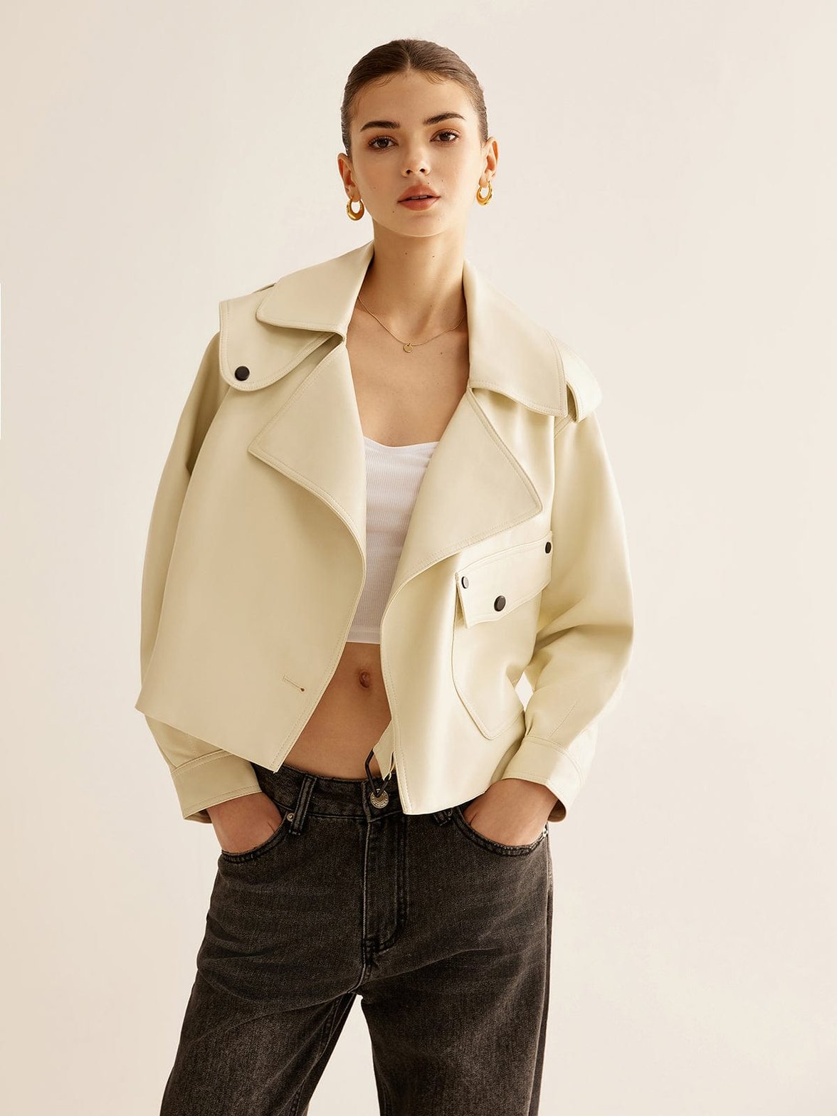 Veste oversize beige vue de face soleil