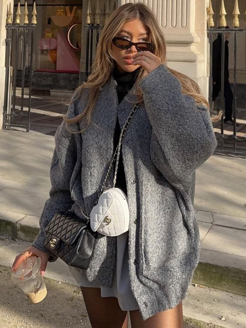 Veste grise oversize vue de face soleil