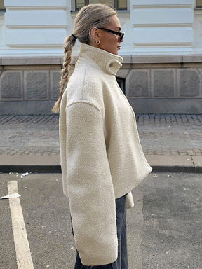 Veste polaire blanche portée décontracté cosy