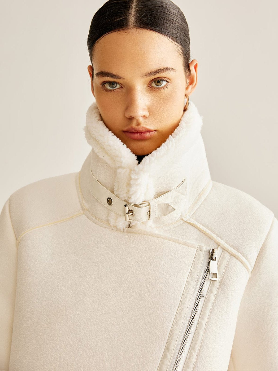 Veste asymétrique blanche détail col confort