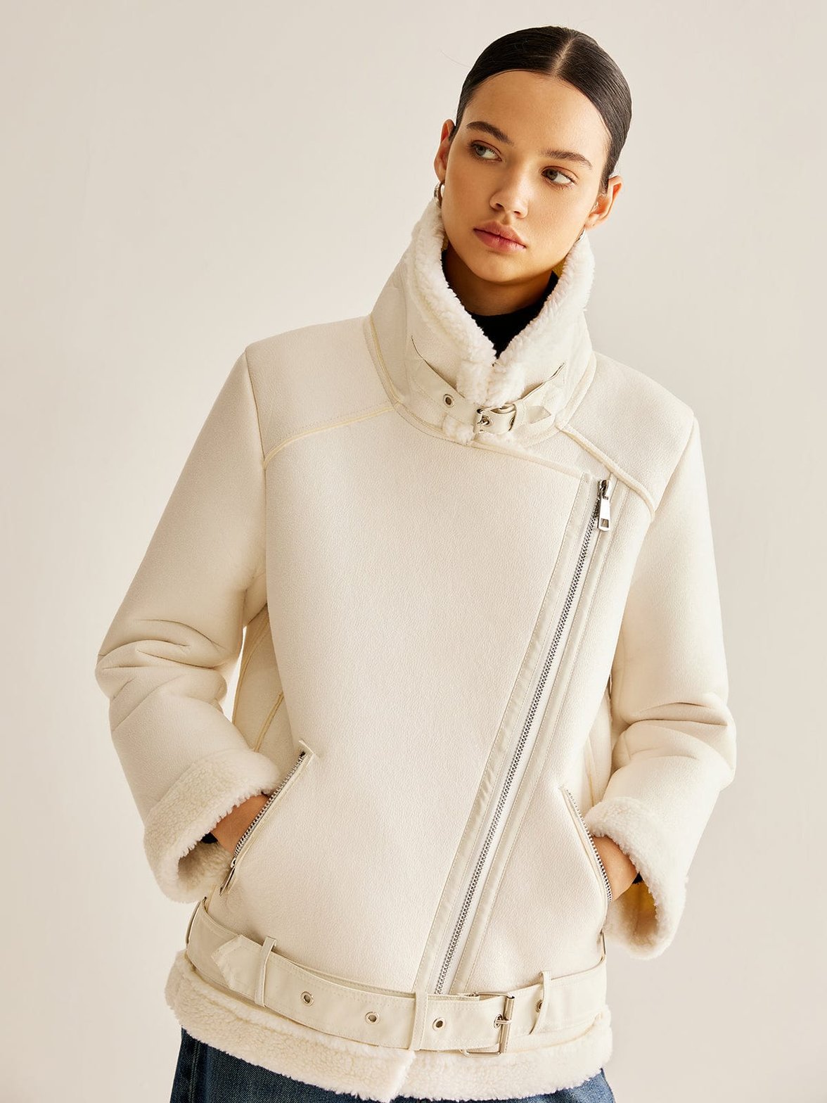 Veste asymétrique blanche vue de dos élégance