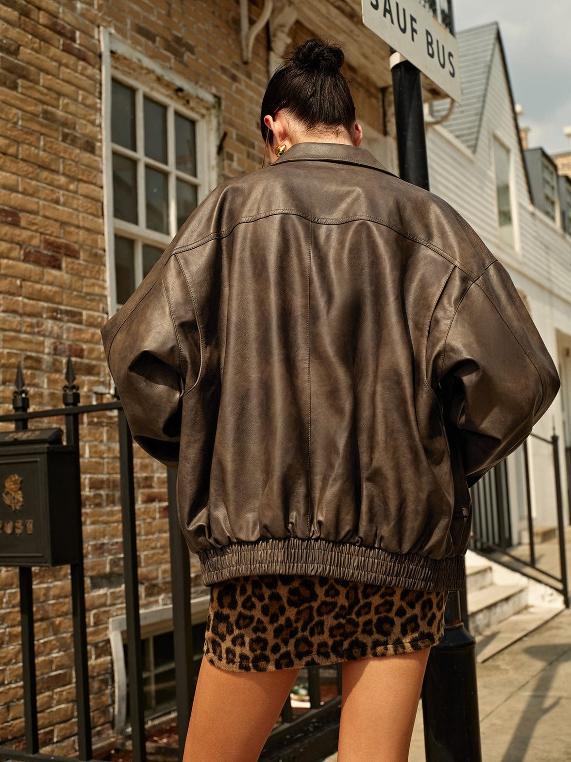 Veste simili cuir marron vue de côté style
