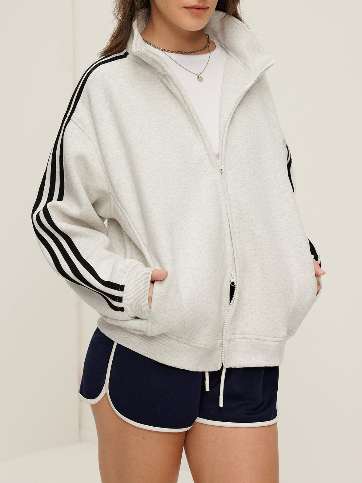 Veste sportive zippée blanche vue de face soleil