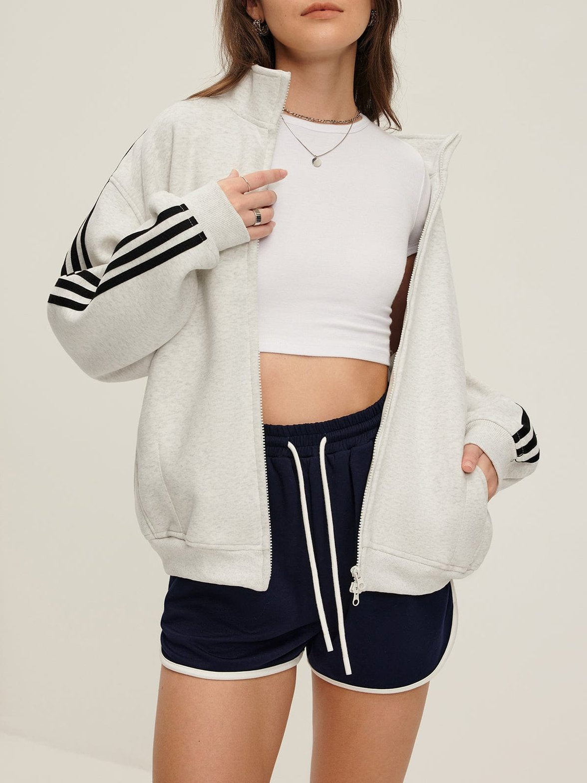 Veste sportive zippée blanche vue de dos étoile