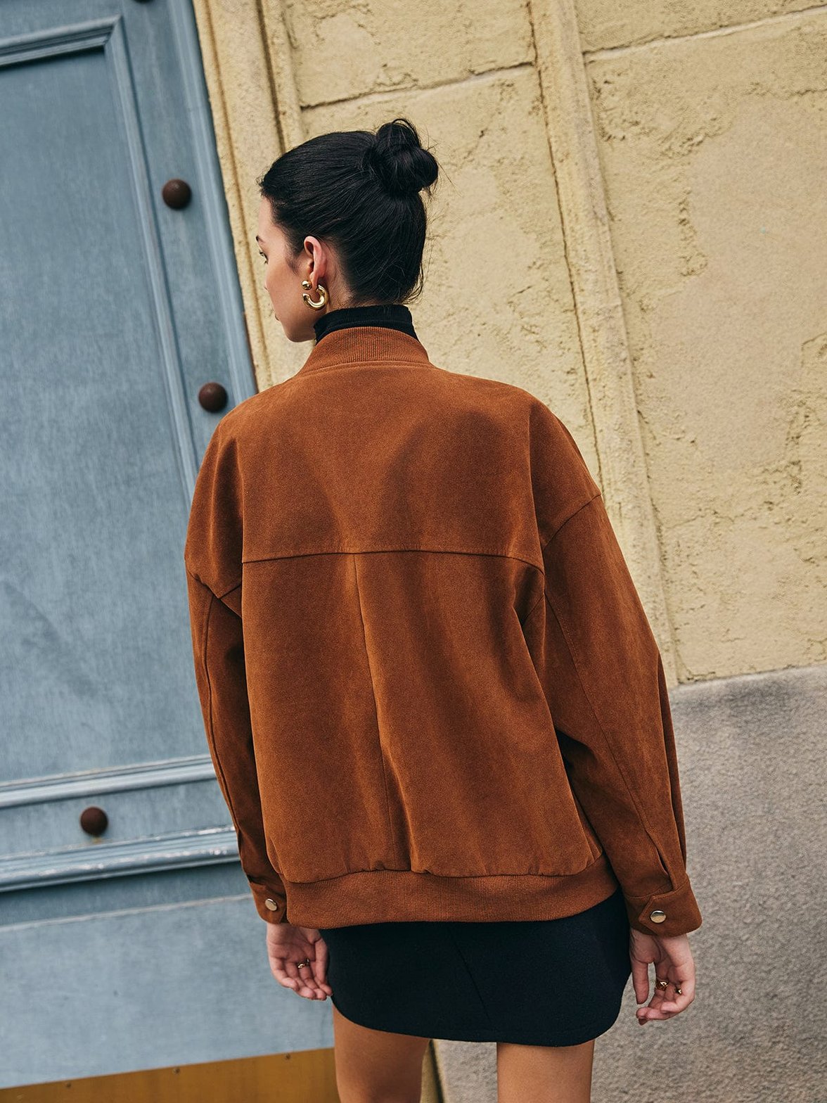 Veste daim marron portée style arc-en-ciel