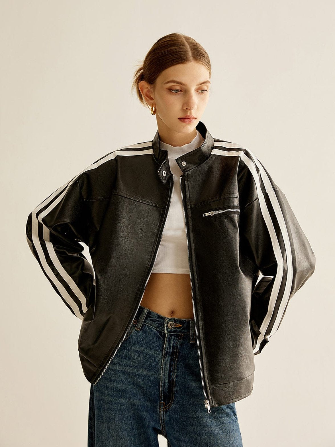 Veste simili cuir noire avec bandes latérales blanches harmonie
