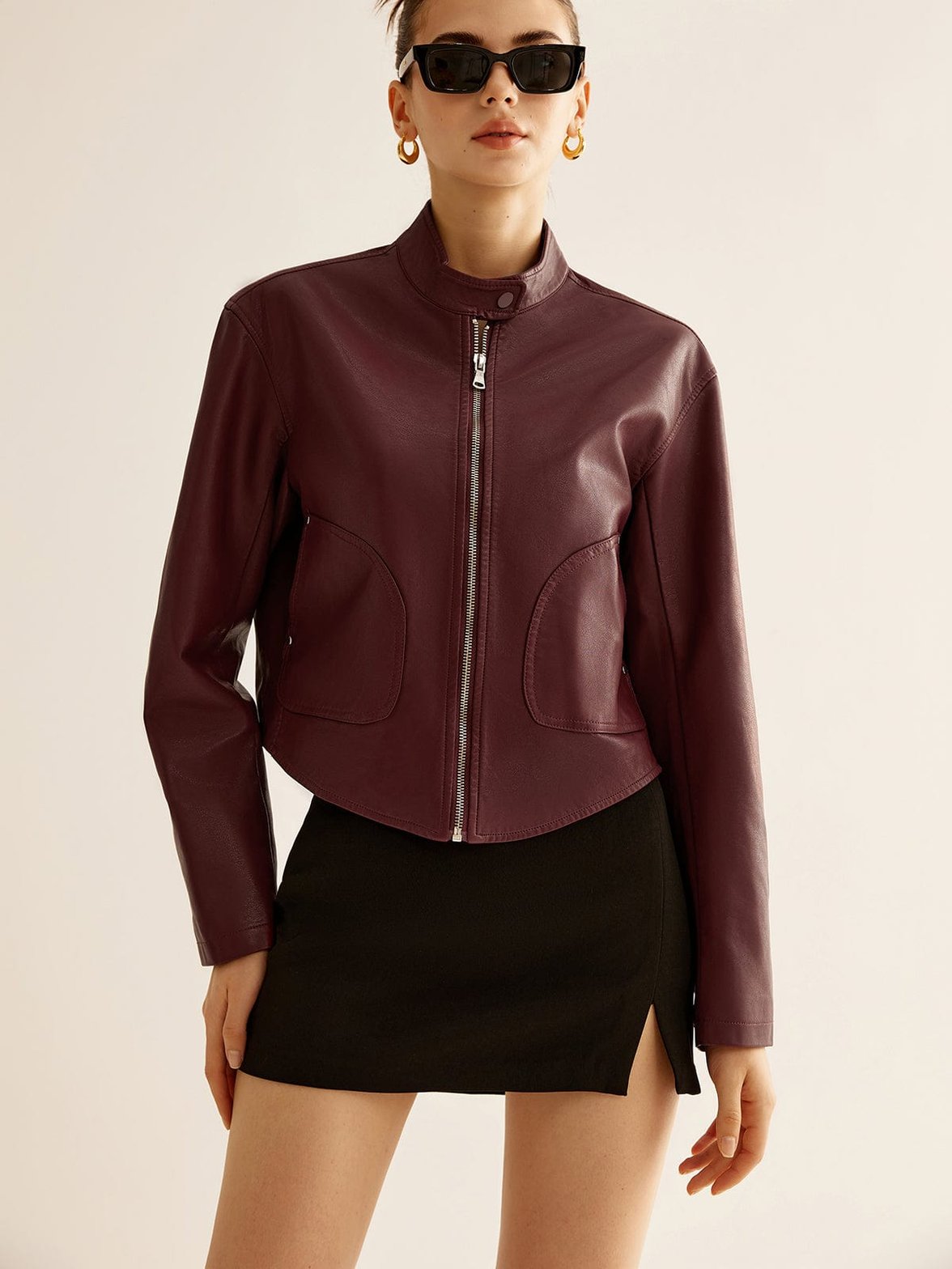 Veste simili-cuir bordeaux vue de dos gracieux
