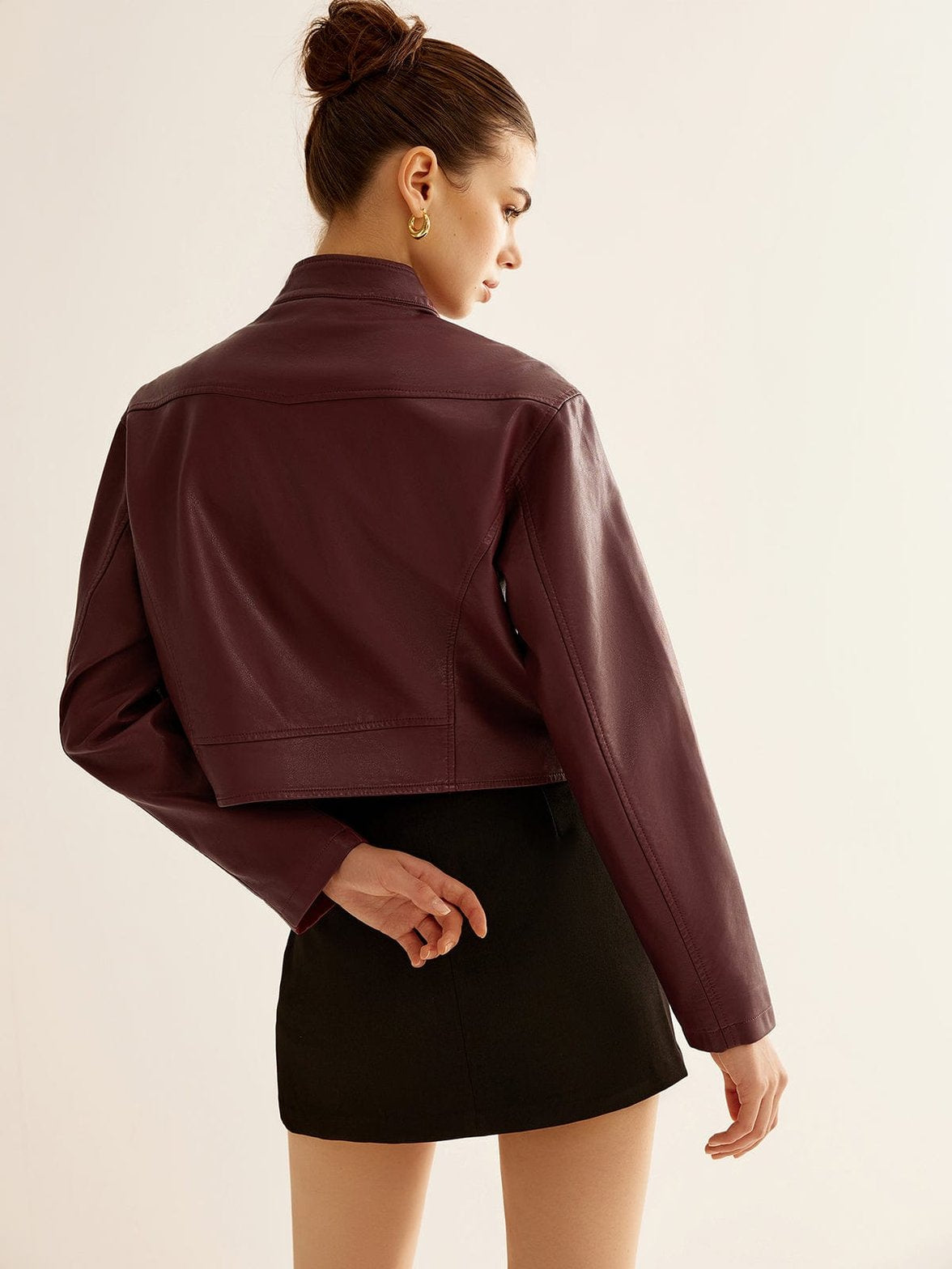 Veste simili-cuir bordeaux porté décontracté