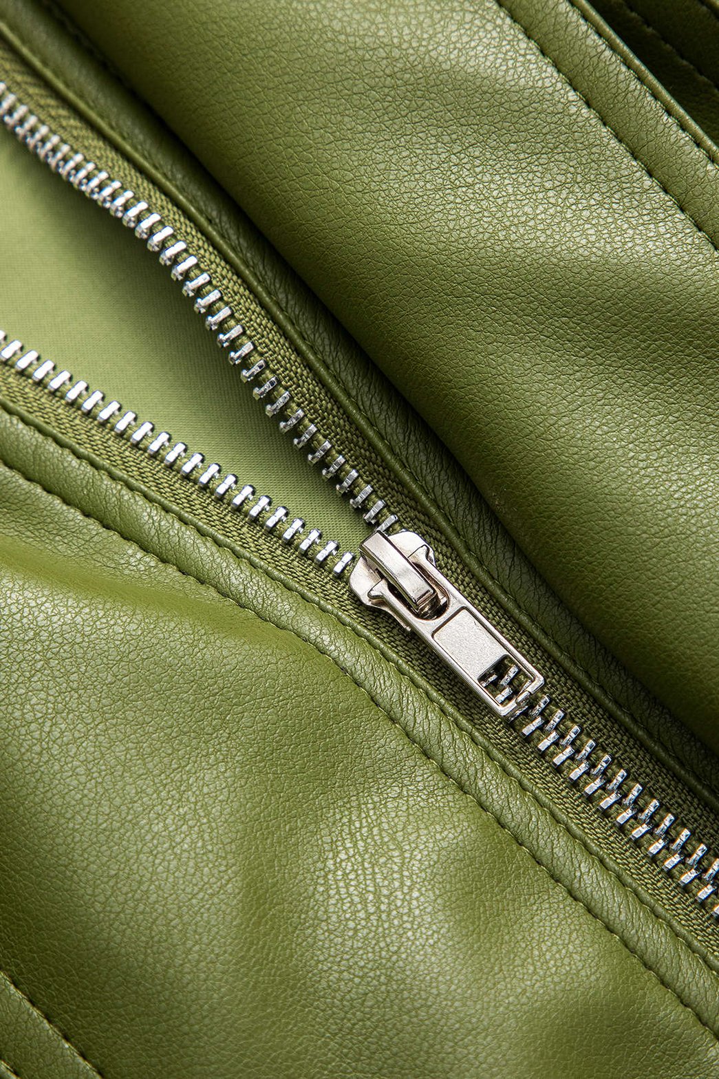 Détail poches veste simili cuir vert olive zen