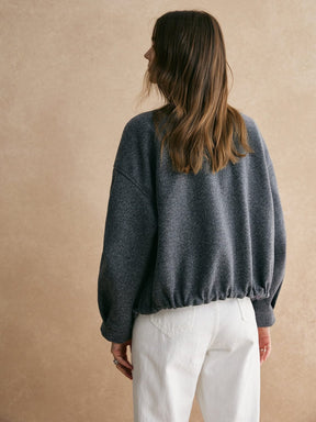 Veste zippée grise modernité