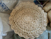 Napperon crochet beige rond vintage jolieandjuliette détail motif intricate