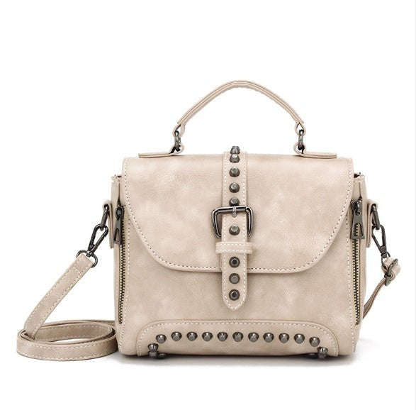 Sac bandoulière beige jolieandjuliette cuir synthétique clous vintage élégant femme