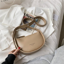 Sac bandoulière beige jolieandjuliette minimaliste avec journal et vêtements blancs