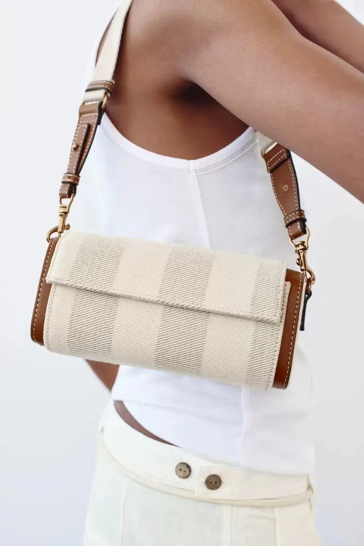 Sac bandoulière beige rayé jolieandjuliette avec détails en cuir cognac élégant