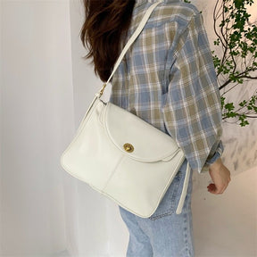 Sac bandoulière blanc élégant jolieandjuliette porté avec chemise carreaux et jean