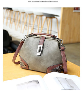 Sac à main bandoulière jolieandjuliette bicolore gris et marron avec détails hexagonaux vintage