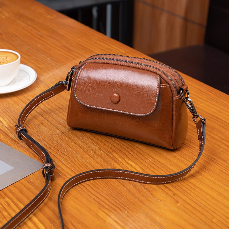 Sac bandoulière cuir cognac compact jolieandjuliette élégant sur table café