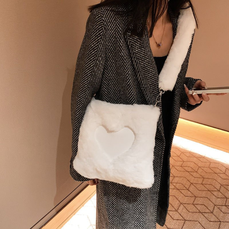 Sac bandoulière fourrure blanc jolieandjuliette motif cœur élégant tenue hiver chic