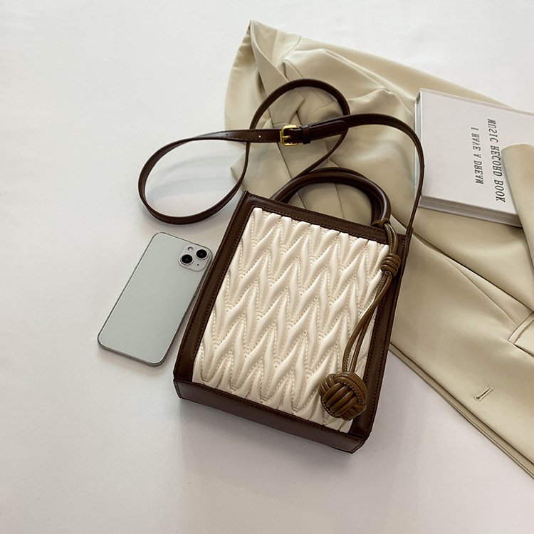 Sac bandoulière matelassé crème et marron jolieandjuliette élégant avec smartphone et livre