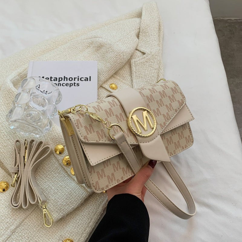 Sac à main bandoulière monogramme beige Jolieandjuliette avec détail M doré