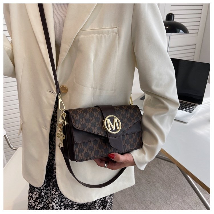 Sac bandoulière monogramme marron jolieandjuliette élégant pour tenue de bureau femme