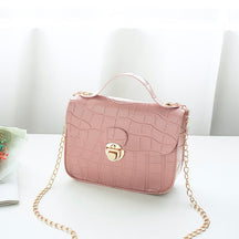 Sac bandoulière rose motif croco jolieandjuliette avec chaîne dorée élégant