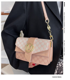 Sac bandoulière rose monogrammé jolieandjuliette avec fermoir doré M élégant