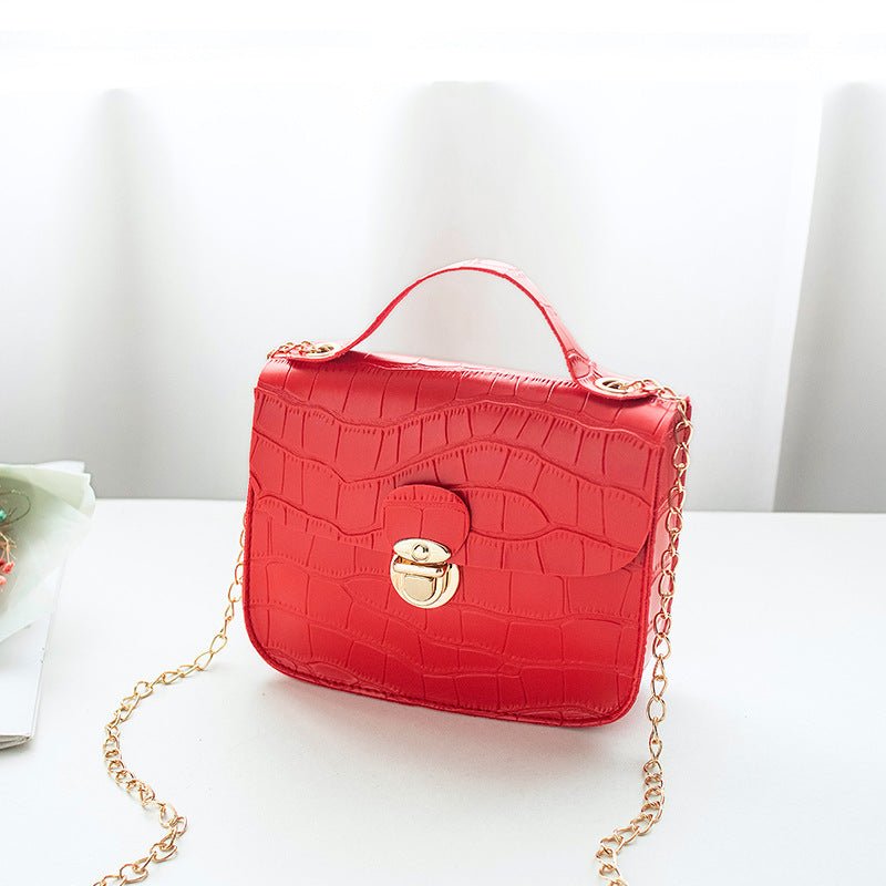 Sac bandoulière rouge croco jolieandjuliette avec chaîne dorée élégant femme