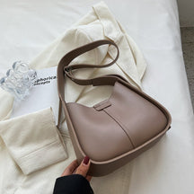 Sac bandoulière taupe jolieandjuliette élégant minimaliste sur flatlay blanc