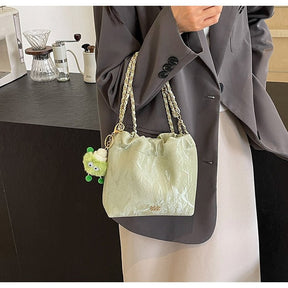 Sac bandoulière velours vert pastel jolieandjuliette chaîne dorée charm grenouille élégant