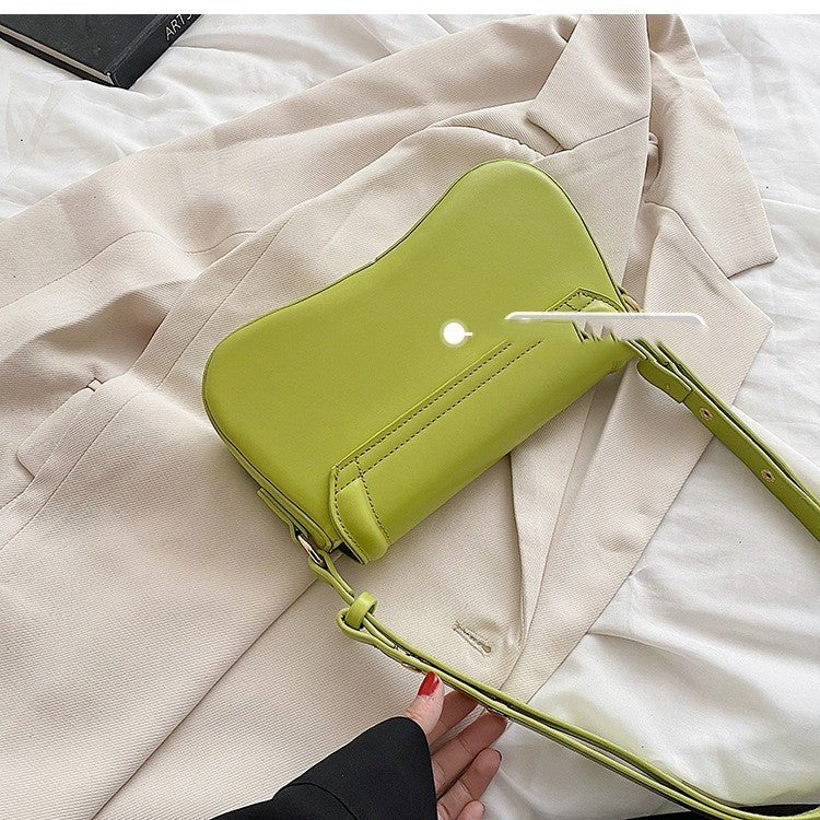 Sac bandoulière vert anis jolieandjuliette en cuir élégant moderne sur tissu beige