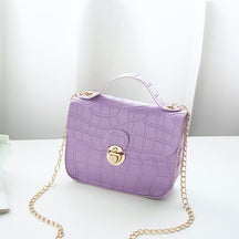 Sac à main violet croco jolieandjuliette miniature avec chaîne dorée élégant