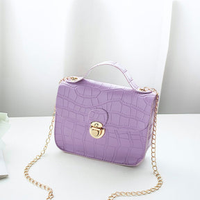 Sac à main violet croco jolieandjuliette miniature avec chaîne dorée élégant