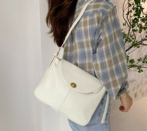 Sac à main blanc élégant jolieandjuliette porté avec chemise à carreaux