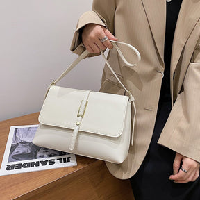 Sac à main blanc crème jolieandjuliette élégant bandoulière porté avec tenue beige chic